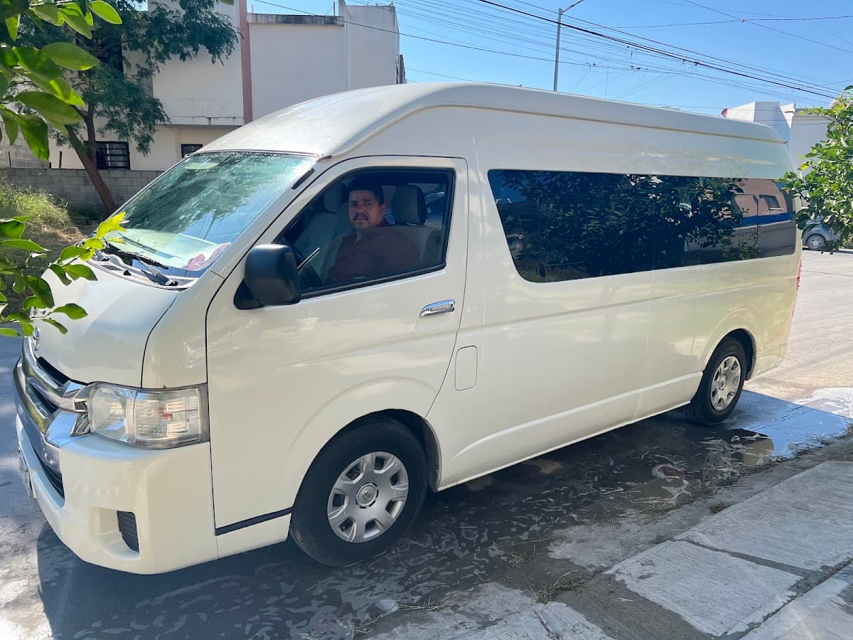 Rentzone | Renta de Camionetas y Vans en Monterrey 2